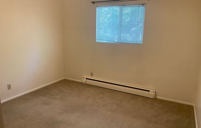 2 beds, 1 bath, 900 sqft, $1,375, Unit 900 E McKinley St