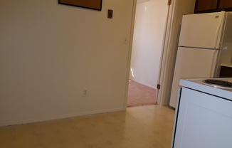 2 beds, 1 bath, $1,250, Unit APARTMENT E