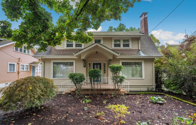 Huge 3 Bedroom 3 Bath Home in Laurelhurst