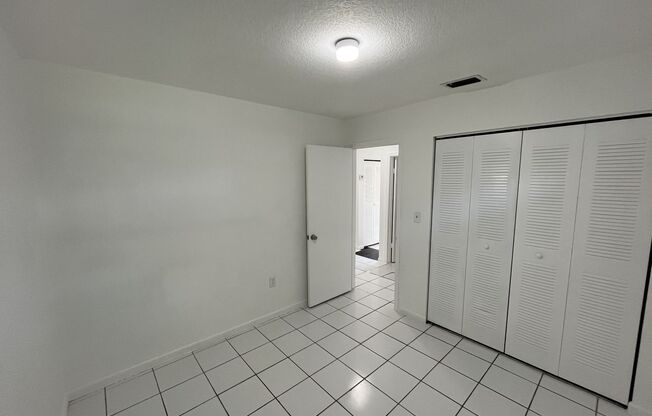 3 beds, 1 bath, 942 sqft, $2,050, Unit 6238