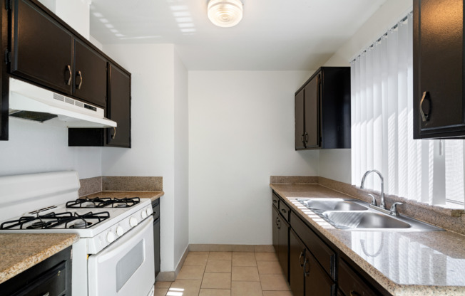 Thunderbird Apartments Kitchen