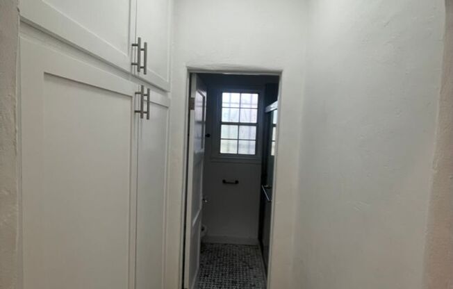 **MOVE IN SPECIAL SECOND MONTH FREE** Beautiful Studio In Los Angeles! Newly Remodeled! A must see unit !
