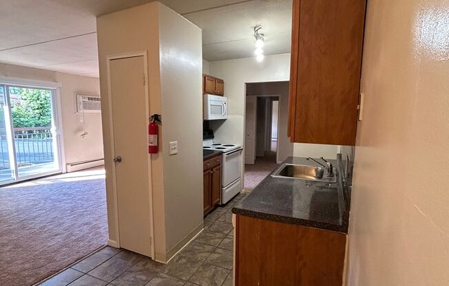 2 beds, 1.5 baths, 934 sqft, $1,650, Unit Q01