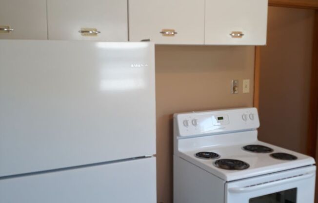 2 Bed/1 Bath Apt- Upper-level unit with Remodeled Bath - Available August 1st!
