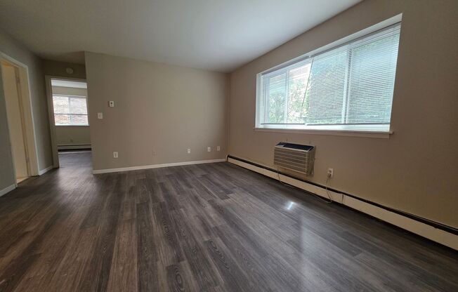 2 beds, 1 bath, $1,425, Unit 112