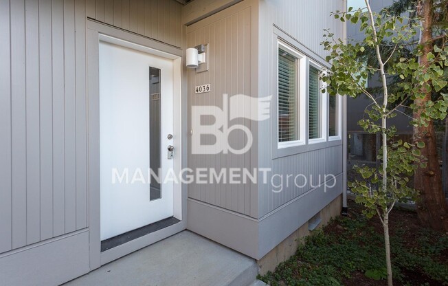 Light & Bright Newer Duplex Close-in NE Portland!