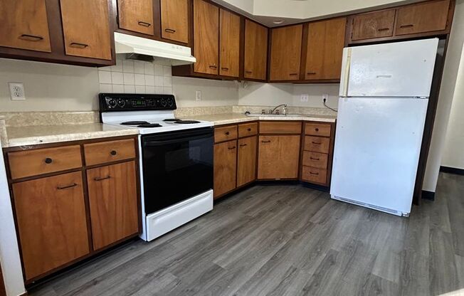 2 beds, 1 bath, $1,095, Unit A