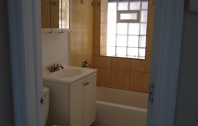 2-Bed/ 1-Bath Condo for Rent in North Rogers Park
