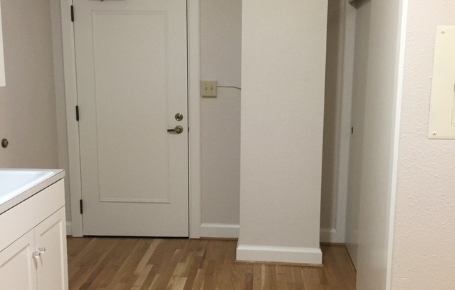 Studio, 1 bath, 300 sqft, $1,100, Unit 106