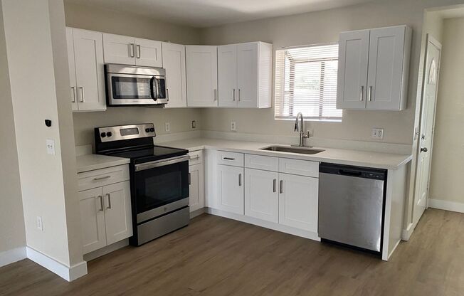 Fully Remodeled! 2 bed 2 bath Town-home in Central Phoenix!! Gated Community with Pool!