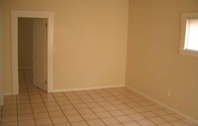 RARE STUDIO COTTAGE! Detached Cottage in Back of 4plex. Lots of Street Parking. Near Downtown & Freeways