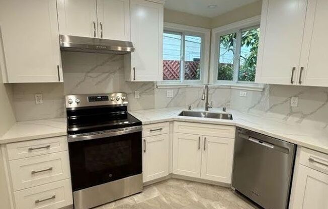 Charming 2-Bedroom Home Plus Bonus Room, Large Garage & Backyard