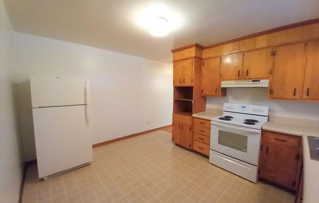 2 beds, 1 bath, 903 sqft, $1,190, Unit E-7