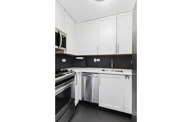 Studio, 1 bath, $4,000, Unit 10J