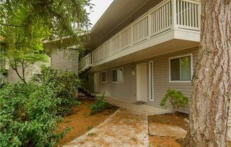 Beautiful updated Condo in Bellevue! (photos are not up to date)