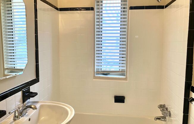 1 bed, 1 bath, 700 sqft, $2,450, Unit 305