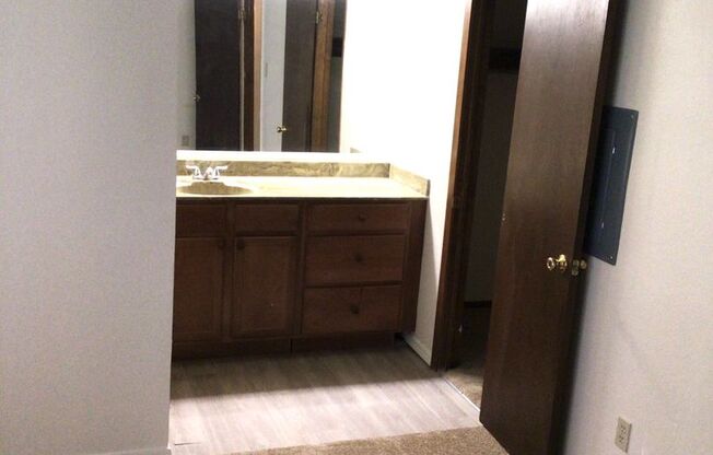 2 beds, 2 baths, 995 sqft, $800, Unit 22