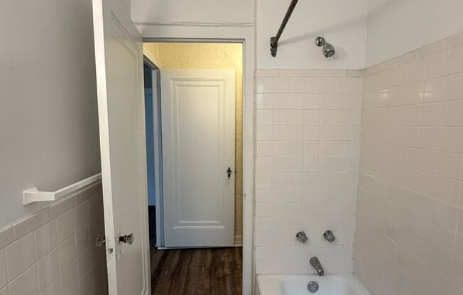 1 bed, 1 bath, 708 sqft, $1,330, Unit King Edward Annex 18