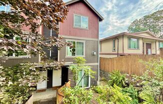 Stunning Tri-Level Townhome in Seattle’s Vibrant Greenwood Community