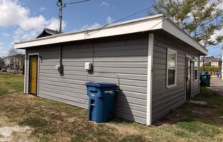 This studio apartment is conveniently located one block from Spohn Shoreline,