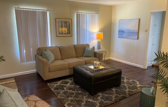 2 beds, 1 bath, $2,295, Unit 623 W Pomona Blvd, Unit B