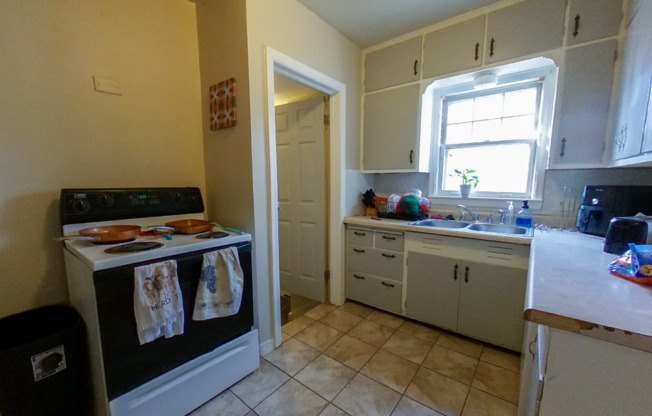 Close to Campus and Aggieville + Off-Street Parking + Washer & Dryer! Available June 4th!