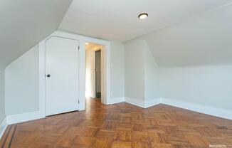 880 E 15 ST