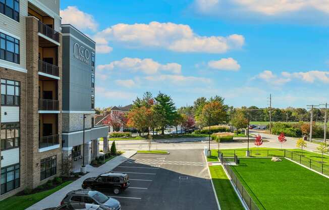 the preserve at ballantyne commons apartment community parking lot and lawn