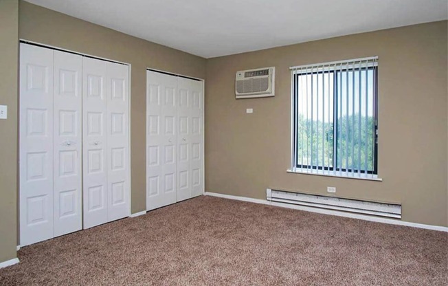 Beige Carpet In Bedroom at Lansing Riverwood, LLC, Lansing