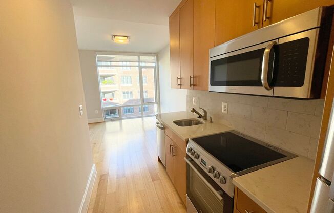 Studio, 1 bath, $2,400, Unit 710
