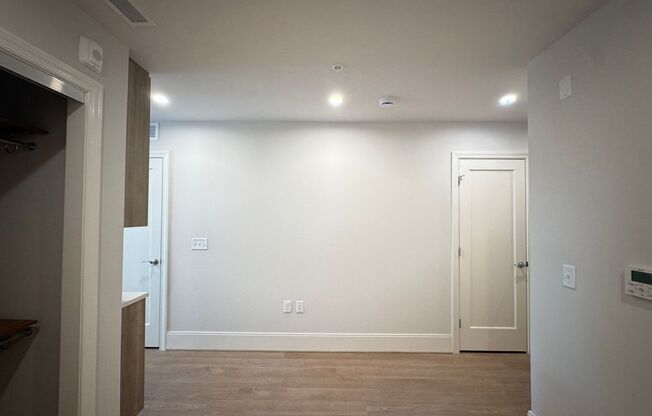 1 bed, 1 bath, $3,000, Unit 327