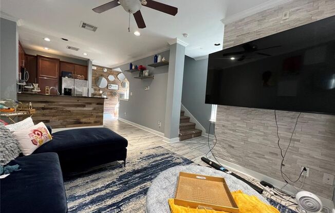 Stunning Townhome Near Medical Center!