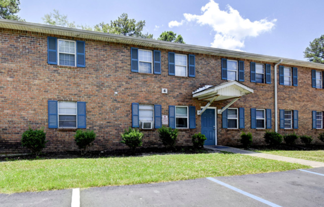 3 beds, 1 bath, $1,200, Unit 10A