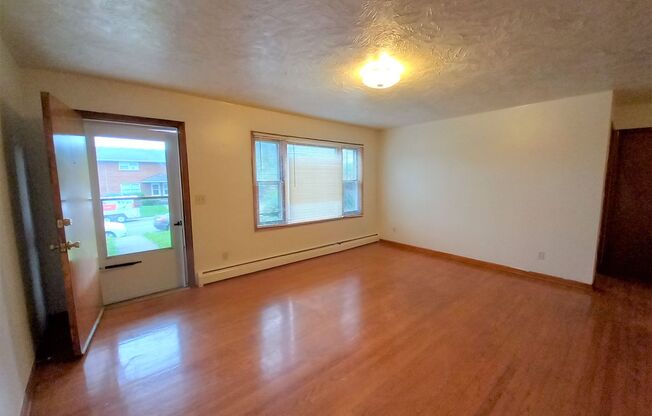 2 beds, 1 bath, 903 sqft, $1,190, Unit E-7