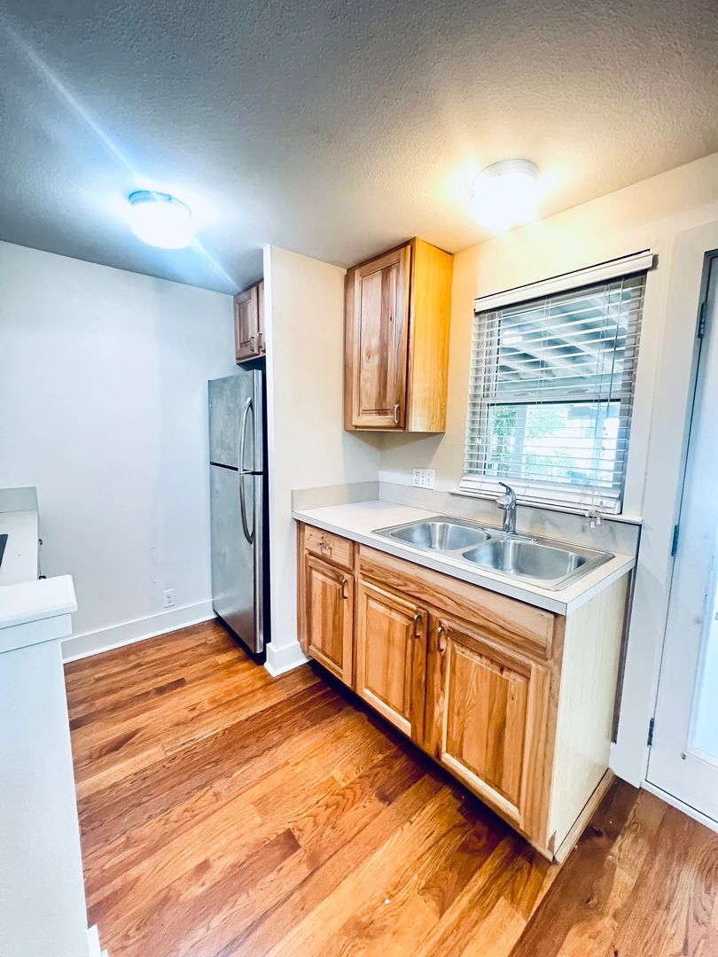 3901 Red River