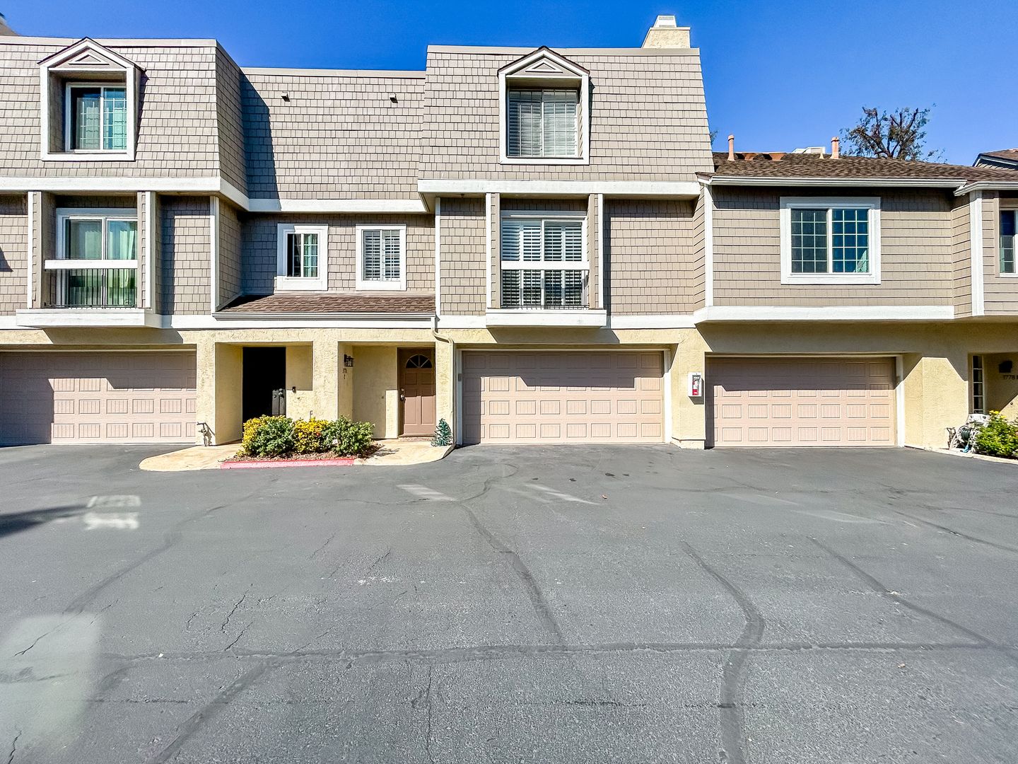 Beautiful 2BD/2.5BA Townhome W/ A/C and Attached Garage in Bay Ho!