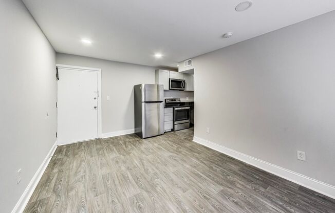 3 beds, 1 bath, $2,300, Unit Unit 17