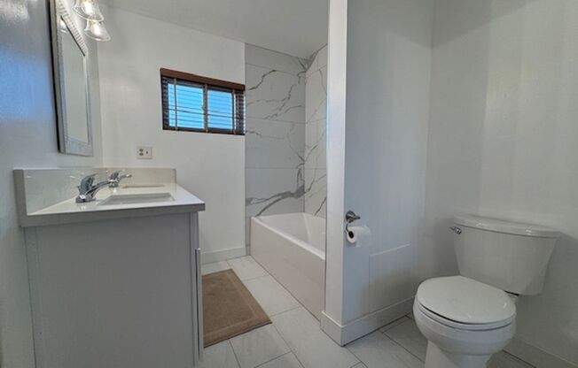 Charming 4bd 3ba House with backyard