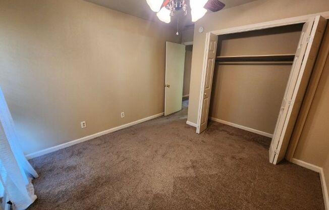 2 beds, 1 bath, 880 sqft, $725, Unit 111 Barton Street #52