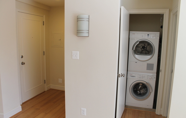 Studio, 1 bath, 450 sqft, $2,075, Unit 301