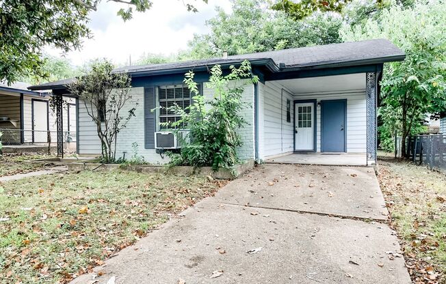 (**APP PENDING 06/13/23)  3 Bedroom / 1 Bath w/ Carport (SOCO / 78704) Near St. Edwards University