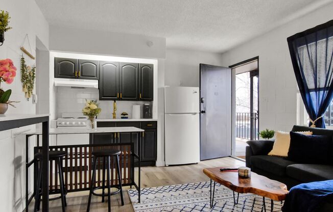 1 bed, 1 bath, 430 sqft, $1,095, Unit 1803 S Cascade Ave. - Unit 17