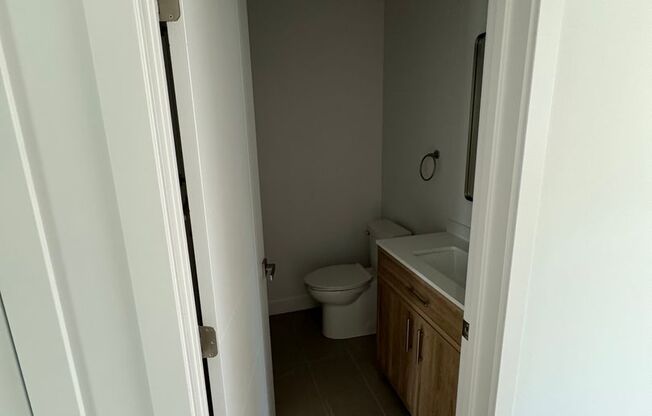 Spacious 1000 Sq. Ft. Single-Floor Back ADU in a 2-Story Duplex – Burbank