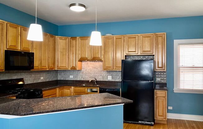 Fabulous 3 Bed / 2.5 Bath Townhouse in Downtown Oak Park! Water & 2 Parking Spaces INCLUDED!