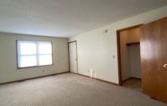 2 beds, 1 bath, $895, Unit APT. 2