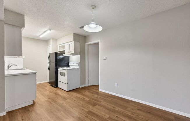 2 beds, 1 bath, 835 sqft, $1,050, Unit 211