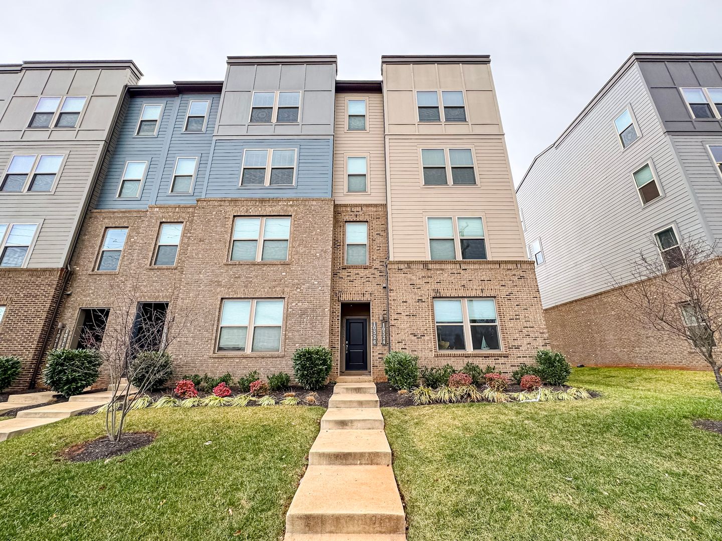 Modern 3 Bed 2.5 Bath End-Unit Townhome With Deck In The Landing At Cannon Branch - Water Included