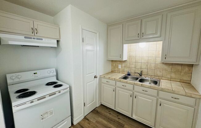 1 bed, 1 bath, 600 sqft, $895, Unit 3335D