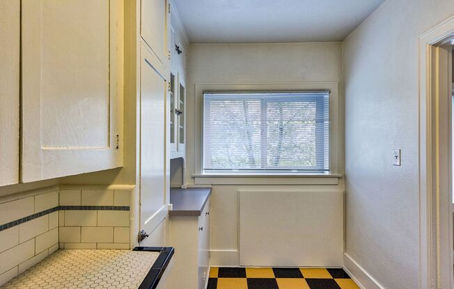 Studio, 1 bath, 600 sqft, $1,050, Unit 211