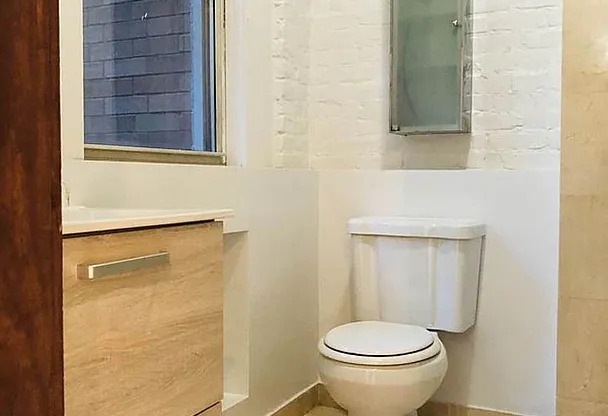 112 W 15 ST